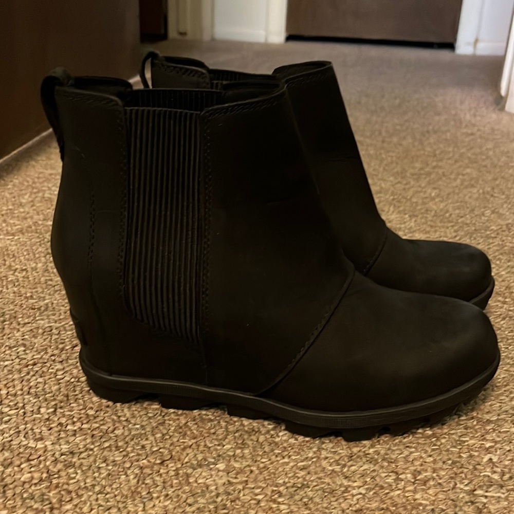Like new black Sorel wedge boots!